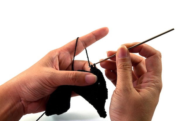 Ruka držiaca ihlu a nite